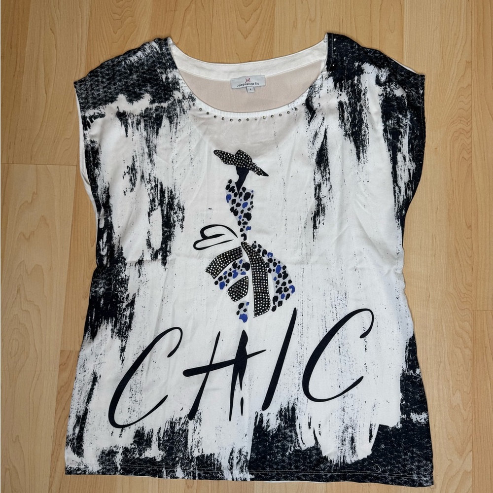 Chic Women's Black and White Top